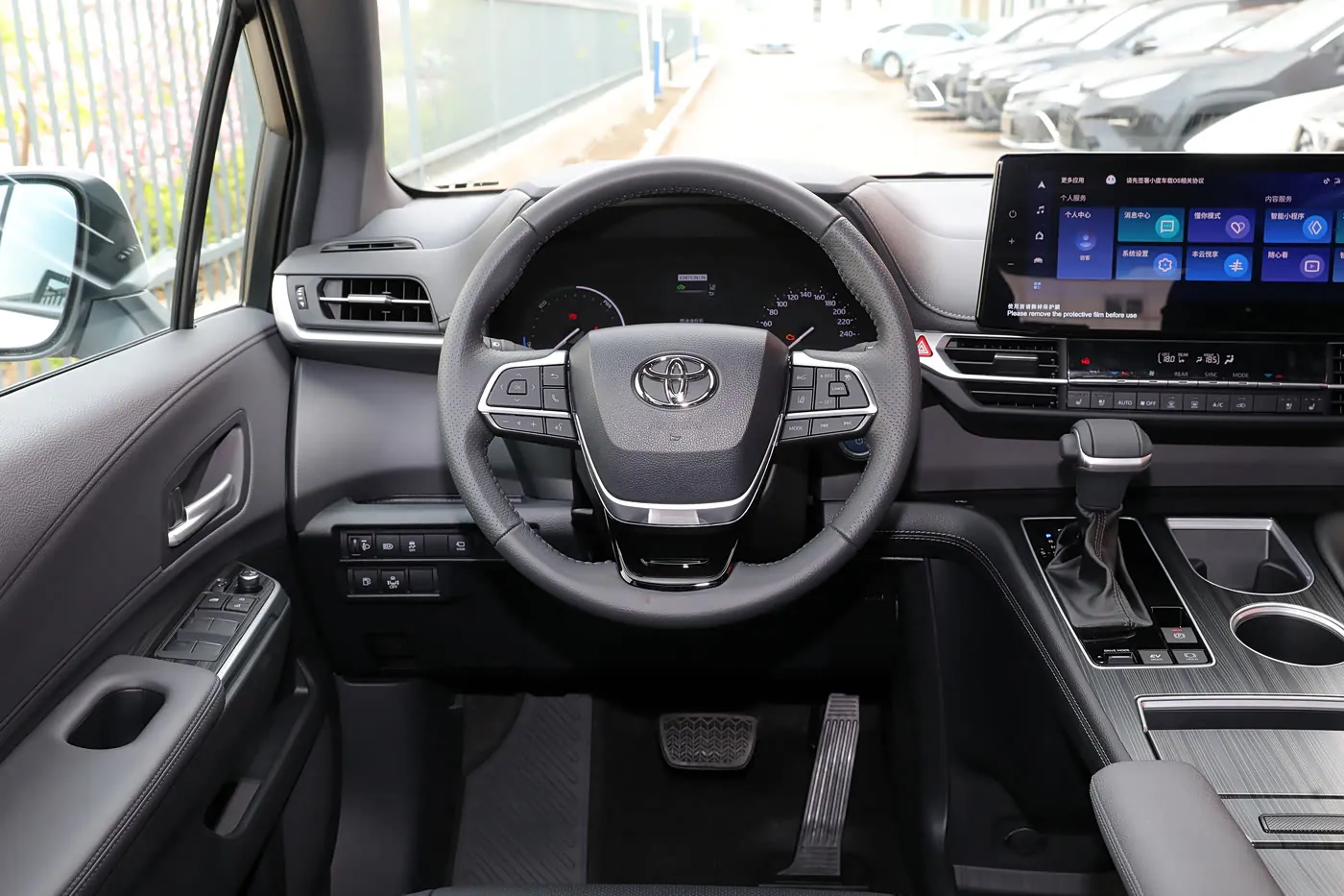 2023 Toyota Sienna — مقصورة السائق والشاشة المركزية | سيارة MPV هجينة كبيرة للتصدير