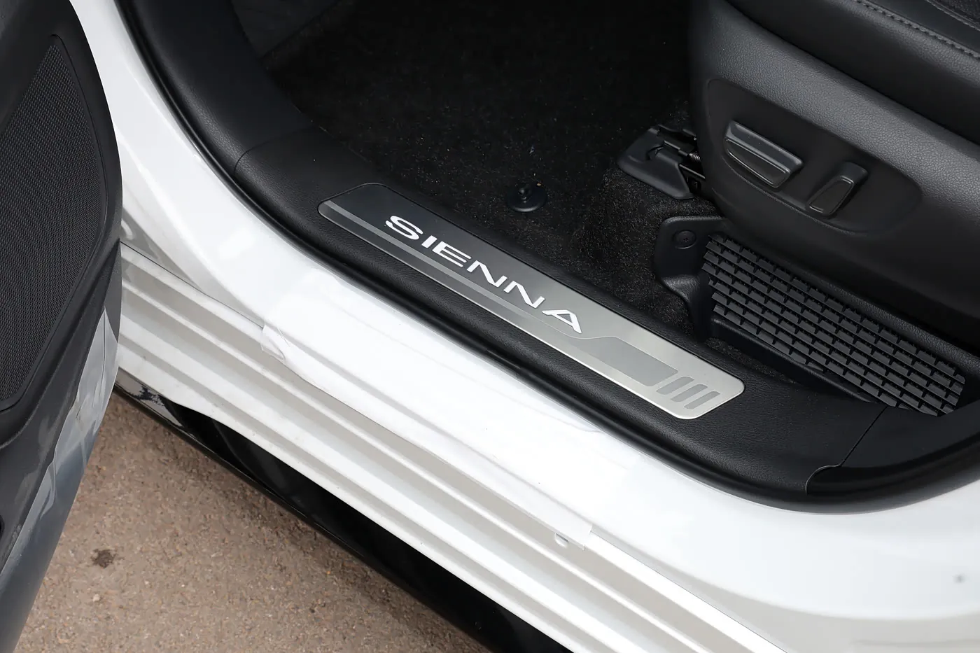 2023 Toyota Sienna — لوحة عتبة الباب بشعار SIENNA | سيارة MPV هجينة كبيرة للتصدير
