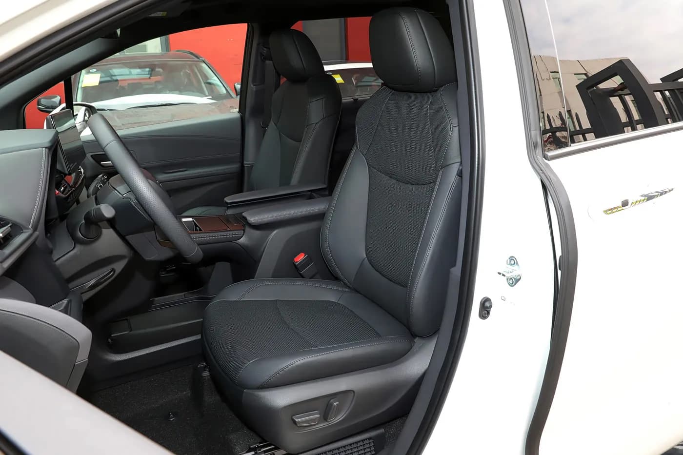 2023 Toyota Sienna — المقاعد الأمامية | سيارة MPV هجينة كبيرة للتصدير