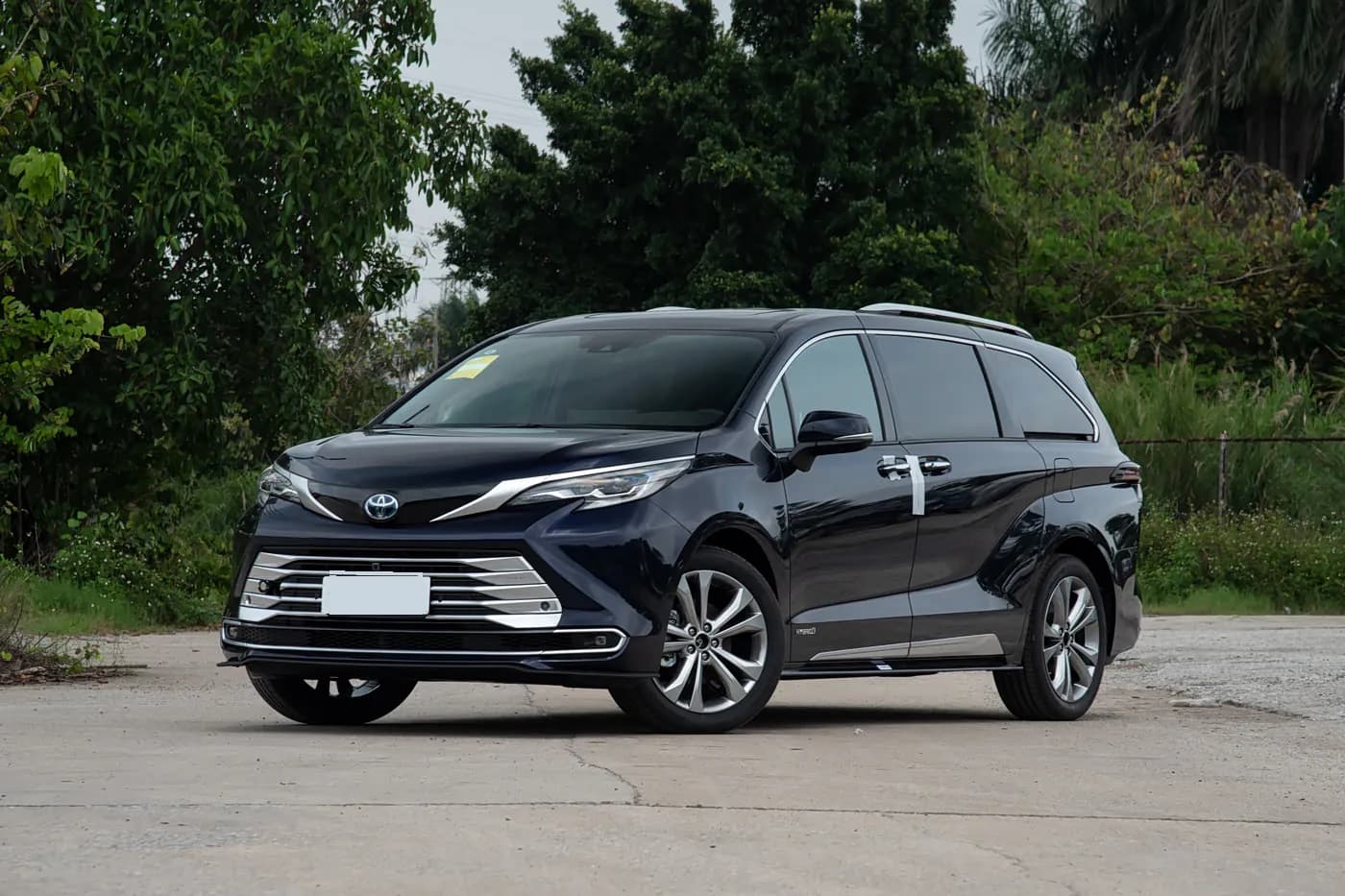 2023 Toyota Sienna — منظر أمامي جانبي, أزرق ياقوتي | سيارة MPV هجينة كبيرة للتصدير