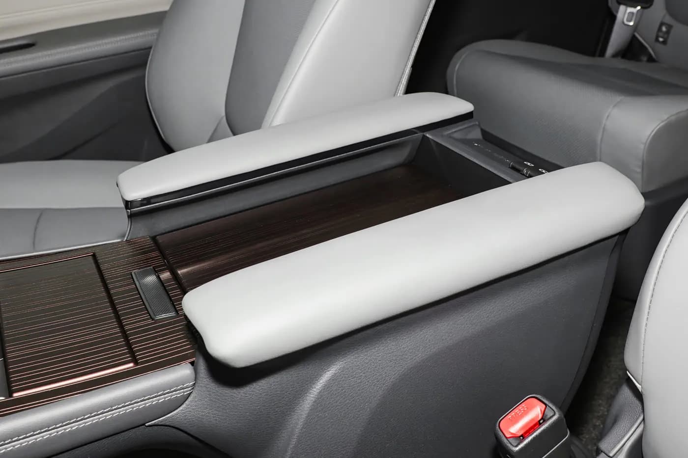 2024 Toyota Sienna — الكونسول الأوسط ومسند الذراع | سيارة MPV هجينة كبيرة للتصدير