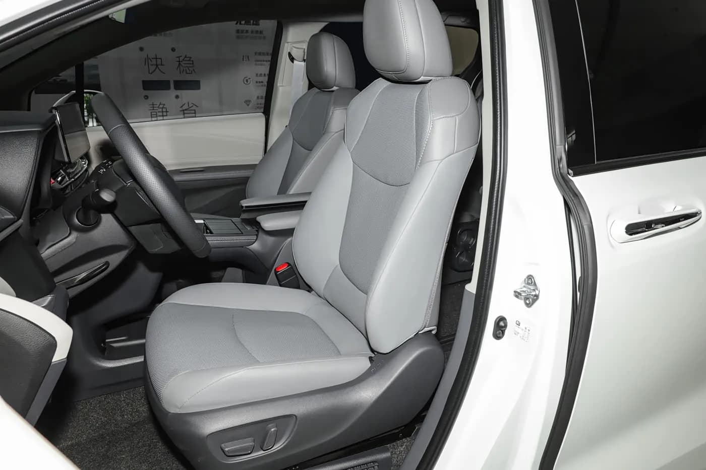 2024 Toyota Sienna — المقاعد الأمامية | سيارة MPV هجينة كبيرة للتصدير
