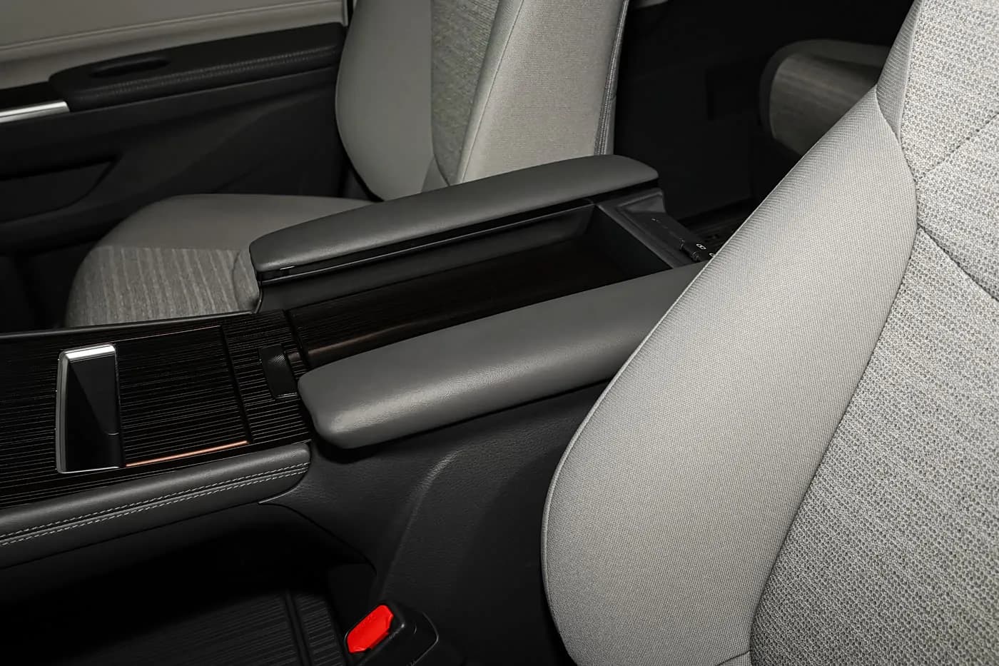 2026 Toyota Sienna — الكونسول الأوسط ومسند الذراع | سيارة MPV هجينة كبيرة للتصدير