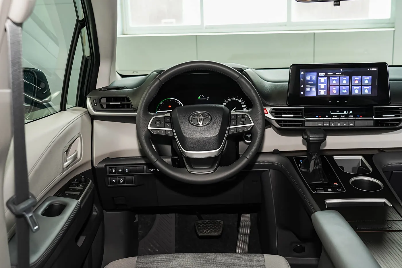 2026 Toyota Sienna — مقصورة السائق والشاشة المركزية | سيارة MPV هجينة كبيرة للتصدير