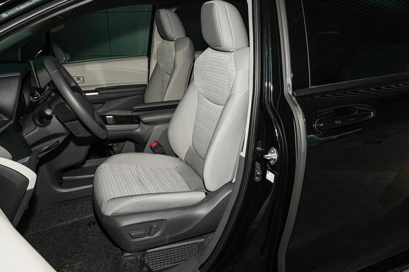 2026 Toyota Sienna — المقاعد الأمامية | سيارة MPV هجينة كبيرة للتصدير