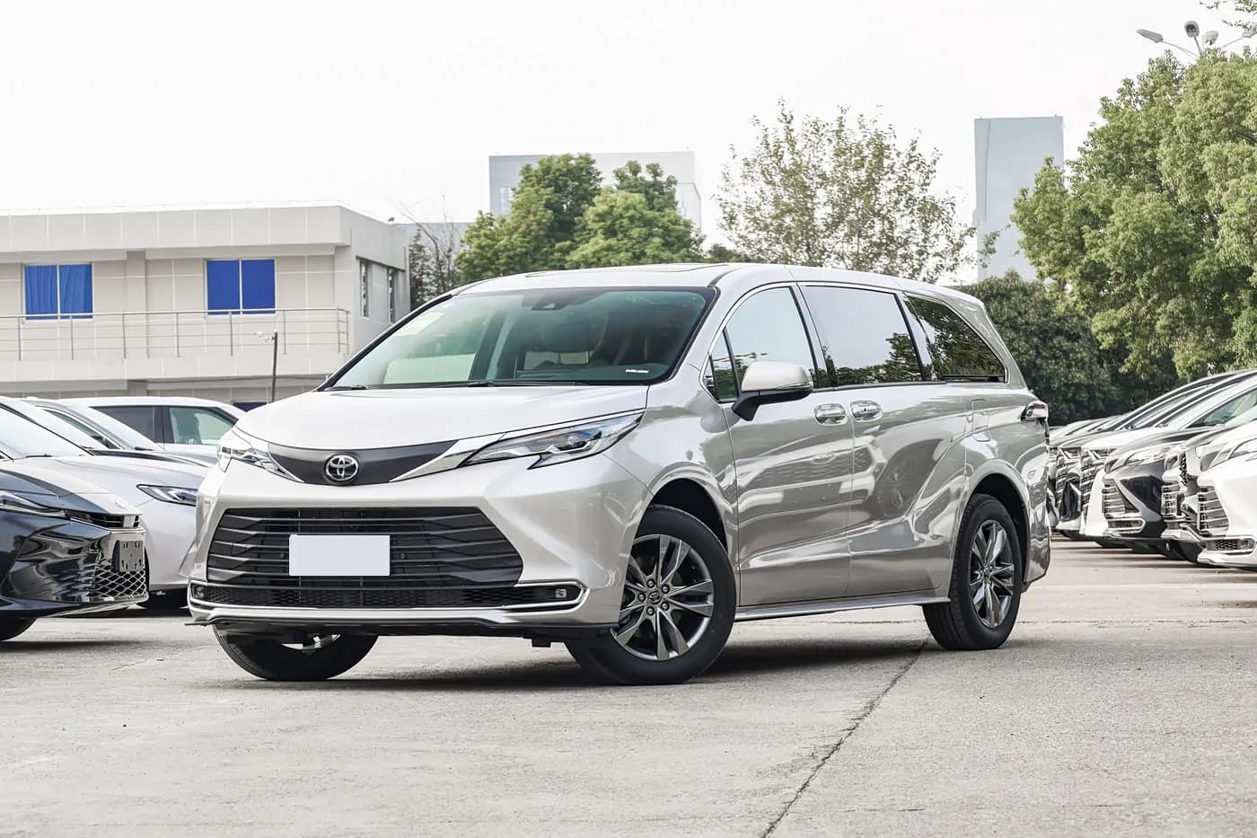 2026 Toyota Sienna — منظر أمامي جانبي, ذهبي سايبر | سيارة MPV هجينة كبيرة للتصدير