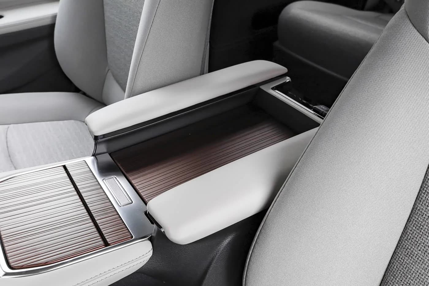 2027 Toyota Sienna — الكونسول الأوسط ومسند الذراع | سيارة MPV هجينة كبيرة للتصدير